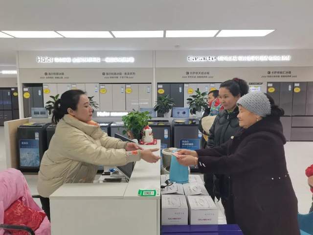 “厂补”实惠多 元旦消费市场暖意浓j9九